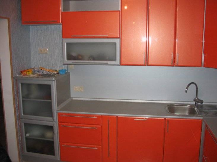 в какой цвет покрасить стены на кухне если кухня оранжевая. 8c88e9725116b4515aa2eb1f5ec97f17. в какой цвет покрасить стены на кухне если кухня оранжевая фото. в какой цвет покрасить стены на кухне если кухня оранжевая-8c88e9725116b4515aa2eb1f5ec97f17. картинка в какой цвет покрасить стены на кухне если кухня оранжевая. картинка 8c88e9725116b4515aa2eb1f5ec97f17. Какой цвет выбрать для кухни? Атмосфера оранжевой кухни отличается теплотой и уютом, хотя редко кто решается декорировать свою кухню именно в таких красках. Для этого надо иметь особое креативное мышление, хотя желающих нестандартно оформить кухню становится больше с каждым годом. Но если идеи фиолетовых, белых, даже красных кухонь часто обсуждаются в интернете и воплощаются на практике, то сторонники оранжевого варианта еще не так многочисленны.