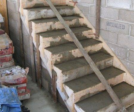 Входная лестница в дом из бетона