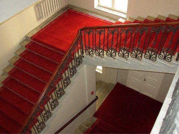 Как закрепить дорожку на ступеньках лестницы
