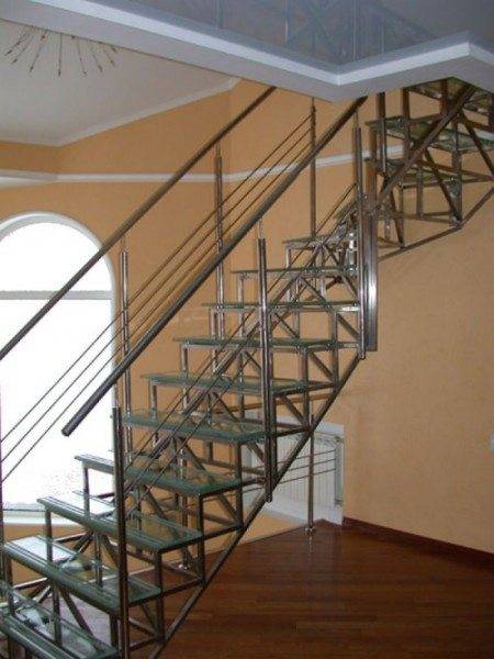 Каркас для лестницы из металла