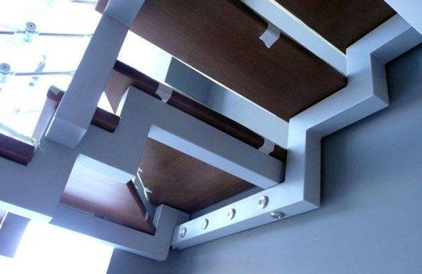 Лестница на одном металлическом косоуре