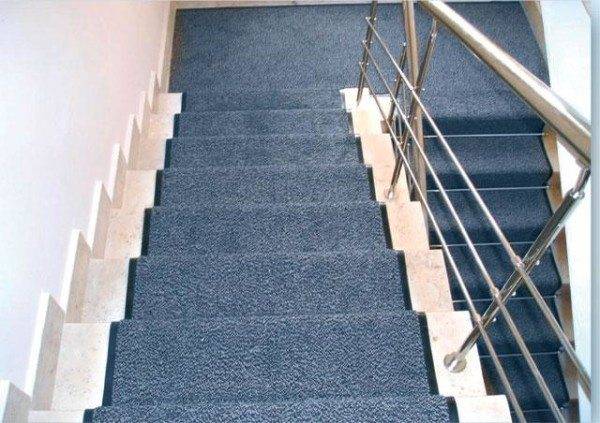 Как закрепить дорожку на ступеньках лестницы