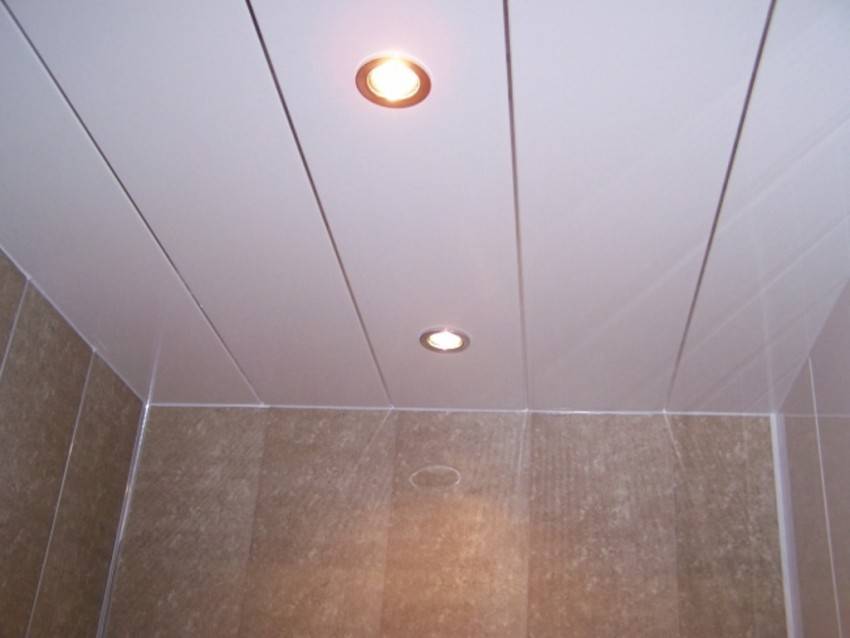 Как сделать потолок в ванной из пвх-панелей?