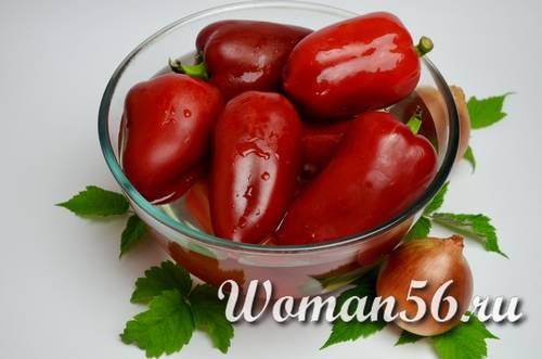 срок хранения перца фаршированного мясом в морозилке. 84633b163c0392a69856ca083b998ca8. срок хранения перца фаршированного мясом в морозилке фото. срок хранения перца фаршированного мясом в морозилке-84633b163c0392a69856ca083b998ca8. картинка срок хранения перца фаршированного мясом в морозилке. картинка 84633b163c0392a69856ca083b998ca8. Для хранения в морозильной камере из собранного урожая выбирают самые мясистые, плотные, здоровые плоды без повреждений, следов плесени и грибка. Стручки подбирают одинакового размера. Перцы промывают под проточной теплой водой, дают высохнуть или протирают сухим мягким полотенцем. После этого удаляют плодоножку и очищают от семян.