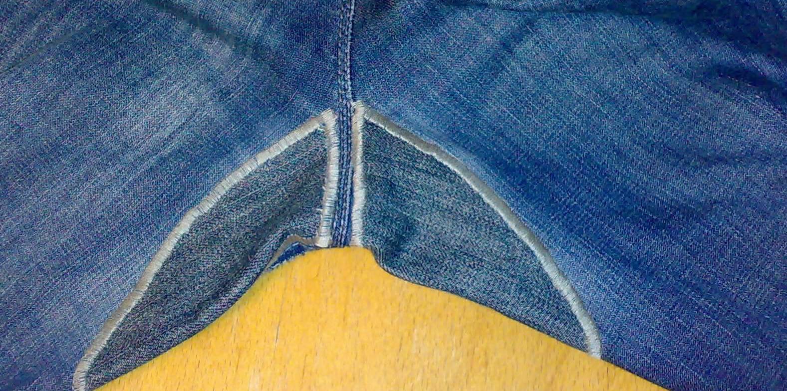 Как починить потертость на джинсах между ног