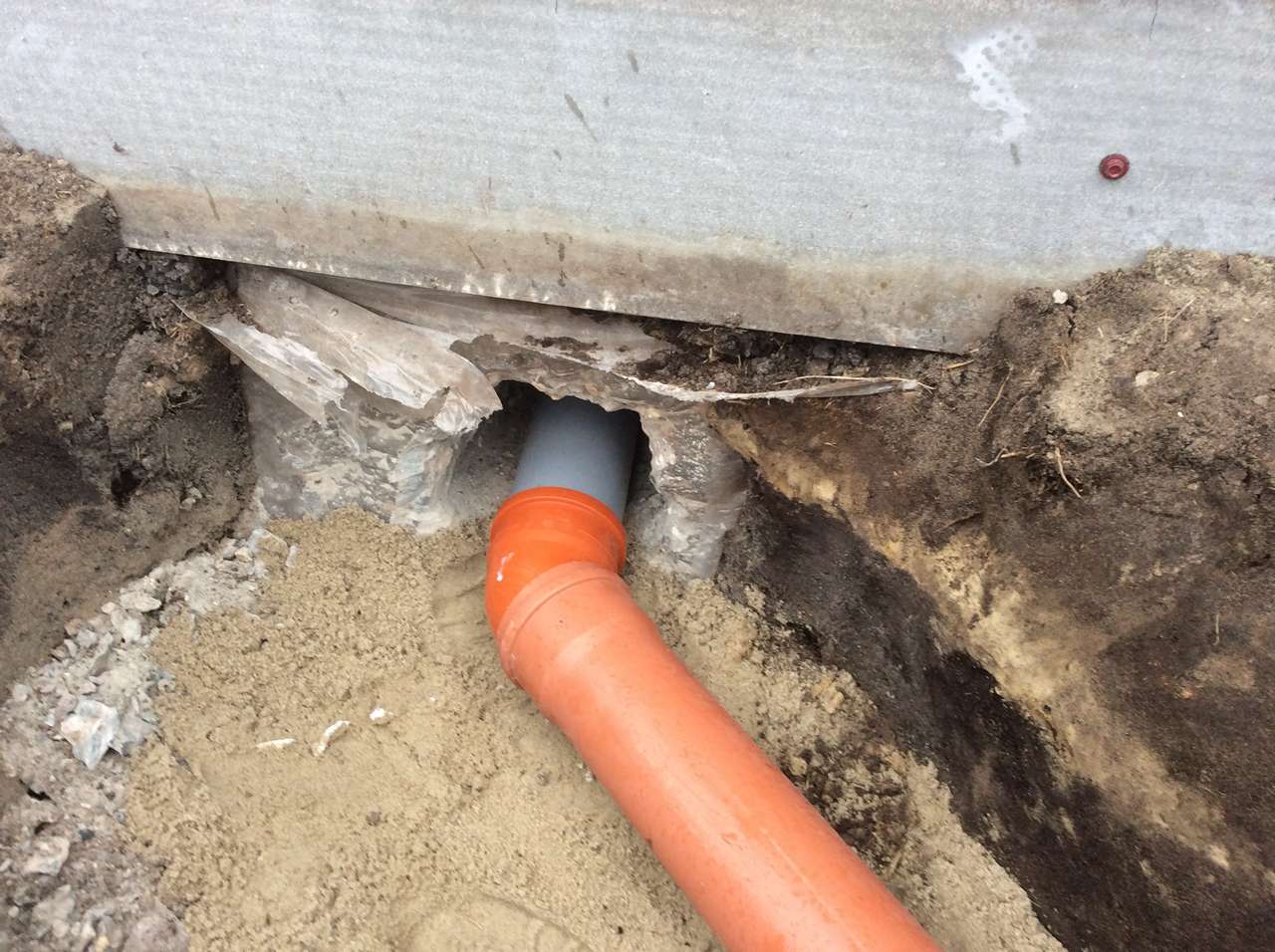 Как сделать отверстие в фундаменте под канализацию или водопровод