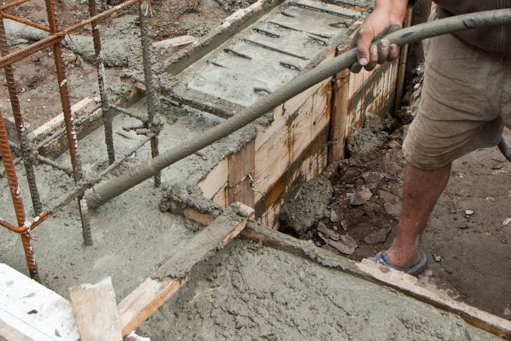 Можно ли заливать фундамент слоями, если не хватило бетона