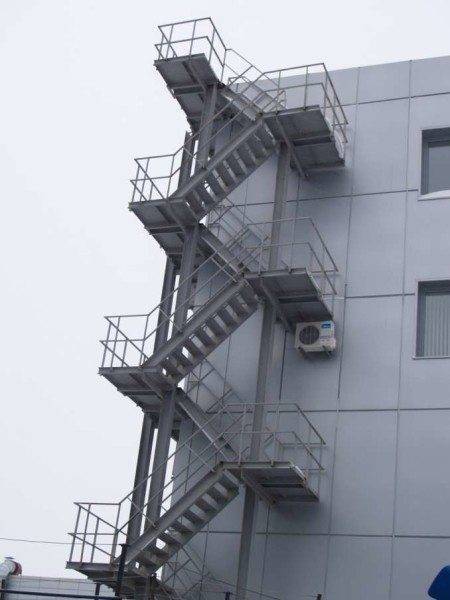 Аварийная промышленная лестница многомаршевого типа.