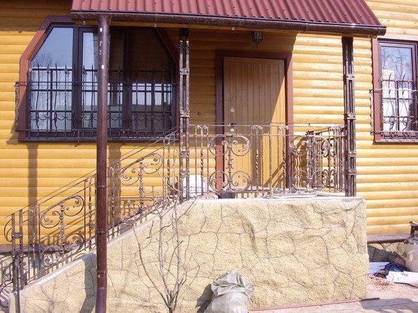 Бетонные ступени с отделкой из искусственного камня отлично смотрятся вместе с коваными перилами Бетонные ступени с отделкой из искусственного камня отлично смотрятся вместе с коваными перилами