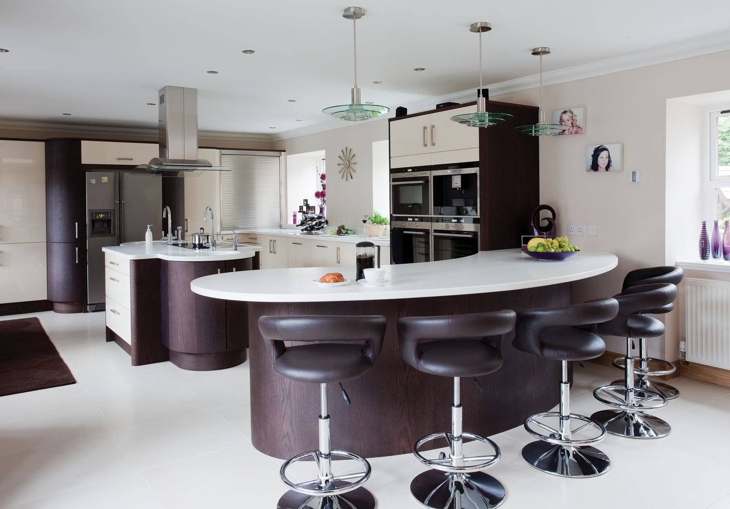 Дизайн маленькой кухни с барной стойкой