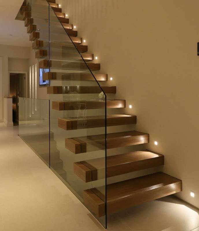 Освещение лестницы в частном доме: познаем подробно