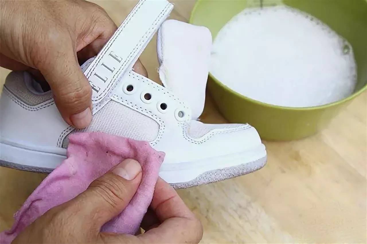 чем можно почистить белые кроссовки подошву в домашних условиях