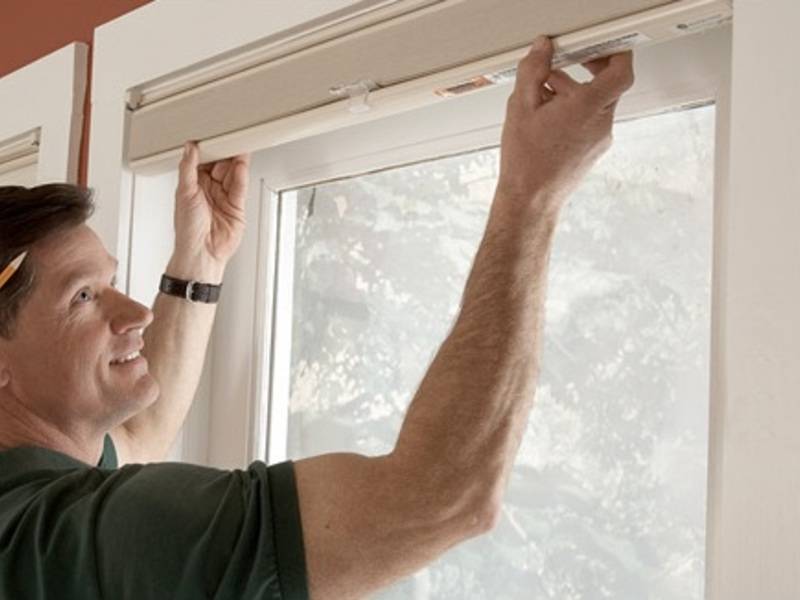 Как повесить рулонные шторы: на саморезы со сверлением к окну или потолку