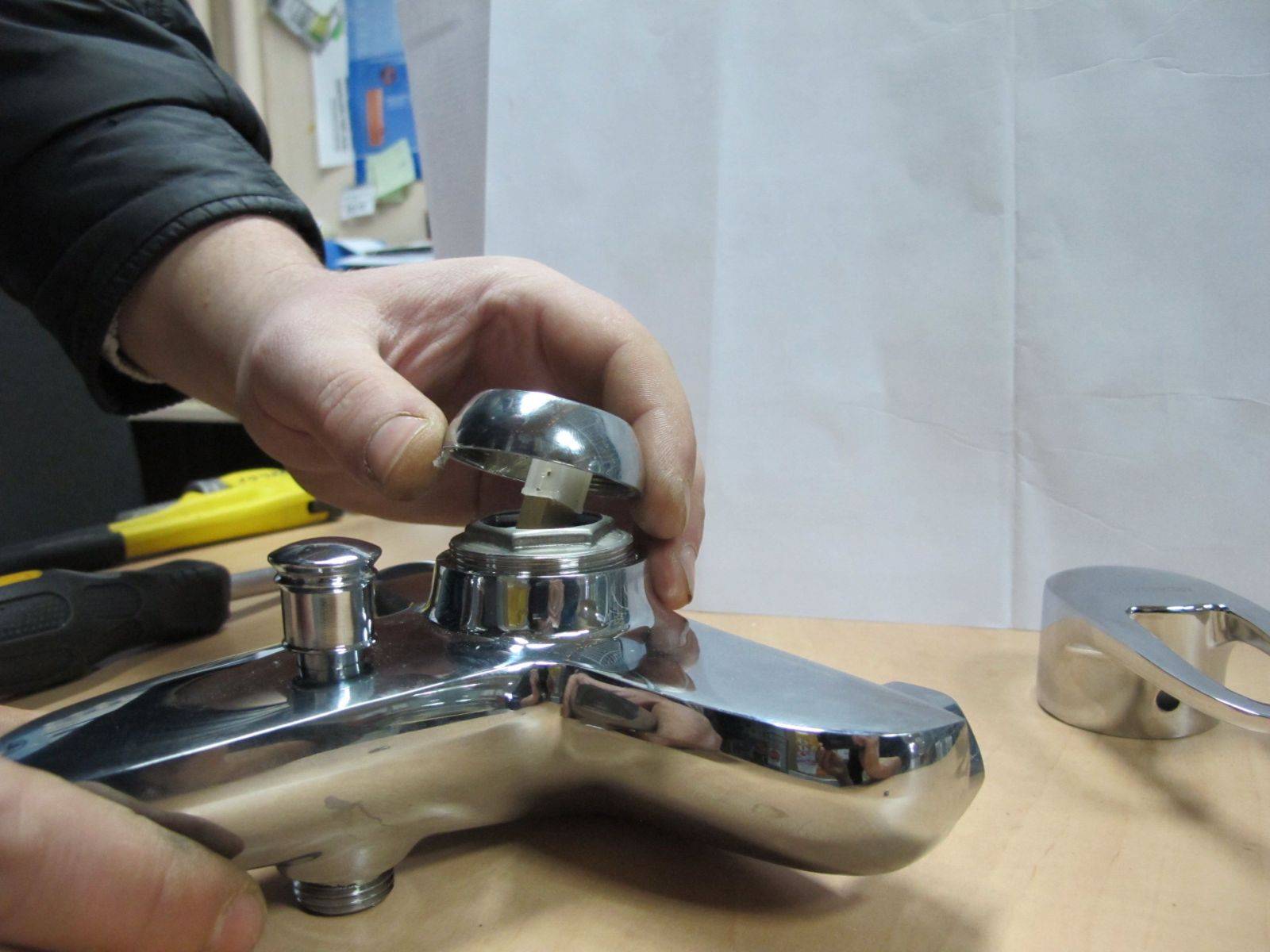 Как починить кран на кухне своими руками если он протекает и капает?