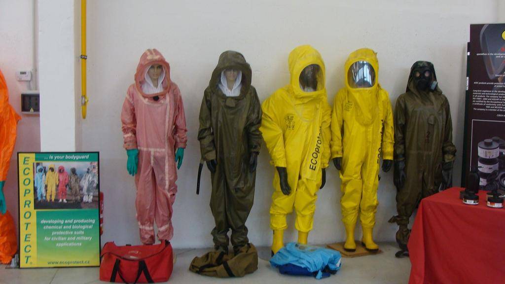 Костюм радиационной защиты. Радиационно защитный костюм РЗК. Костюм химзащиты гамма излучения. Костюм химзащиты Чернобыль. Противорадиационные костюмы Чернобыль.