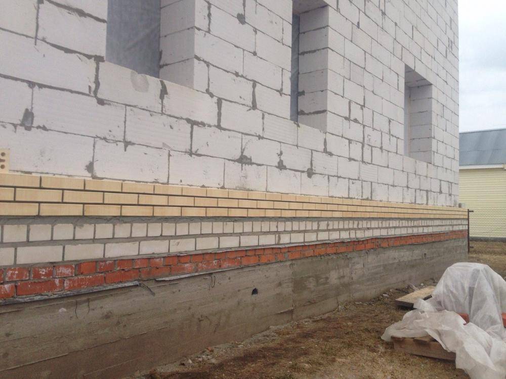 Кладка кирпича. Как выровнять кирпичную. Выравнивание фундамента кладкой. Заделка швов в кирпичной кладке. Оштукатуривание кирпичных стен.