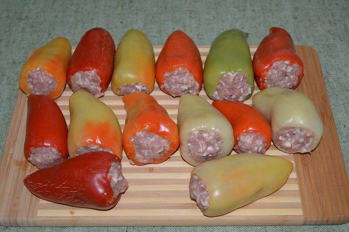 срок хранения перца фаршированного мясом в морозилке. d37db834f2359432de26cf2a7427dc42. срок хранения перца фаршированного мясом в морозилке фото. срок хранения перца фаршированного мясом в морозилке-d37db834f2359432de26cf2a7427dc42. картинка срок хранения перца фаршированного мясом в морозилке. картинка d37db834f2359432de26cf2a7427dc42. Для хранения в морозильной камере из собранного урожая выбирают самые мясистые, плотные, здоровые плоды без повреждений, следов плесени и грибка. Стручки подбирают одинакового размера. Перцы промывают под проточной теплой водой, дают высохнуть или протирают сухим мягким полотенцем. После этого удаляют плодоножку и очищают от семян.
