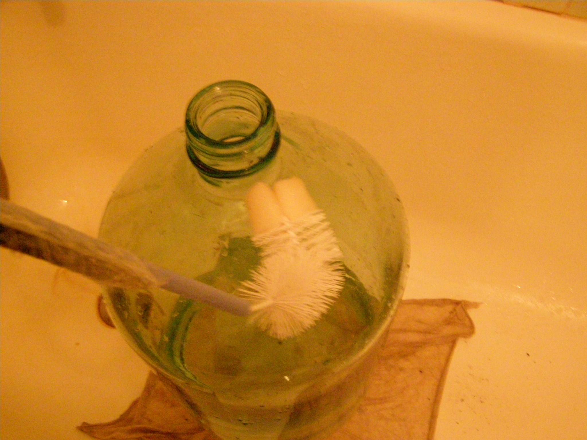 Отмыть стеклянные банки. Отмываем стеклянную бутыль. Мытьё бутылок с узким горлышком. Отмыть бутылку с узким горлышком. Ершик для чистки узкого горлышка.