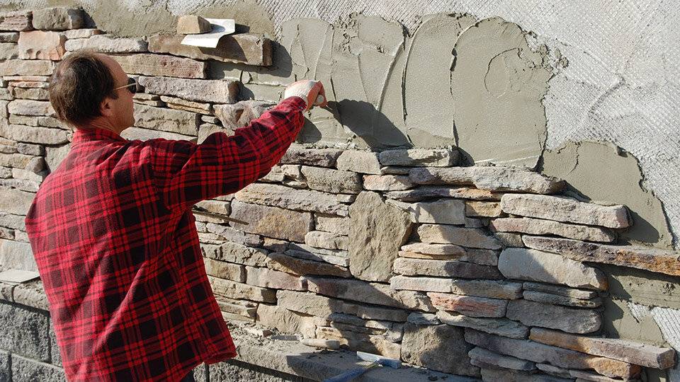 Как клеить декоративный камень на стену