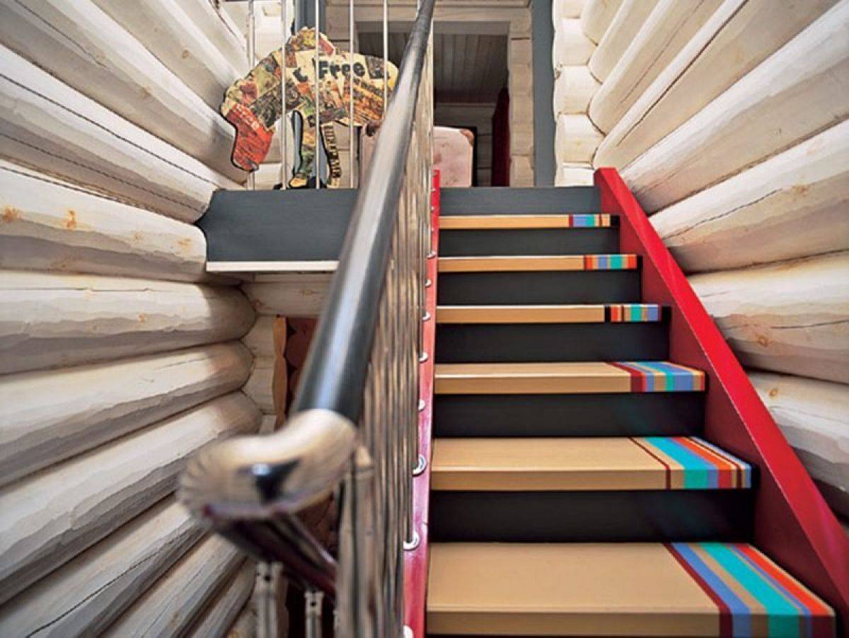 деревянная лестница в двух цветах фото