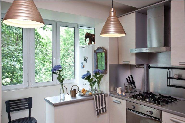 Кухня с балконной дверью и окном: лучшие решения планировки и оформления дизайна (150 фото)