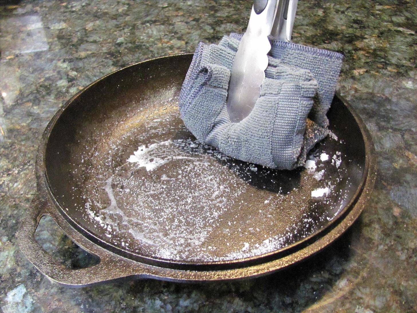 Чем можно отмыть нагар. Чугунная сковорода отмытая. Нагар на сковороде. Алюминиевая сковорода с нагаром. Чистка сковородок.