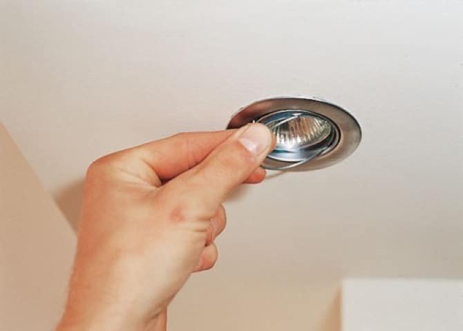 Пошаговая инструкция, как в натяжном потолке поменять лампочку