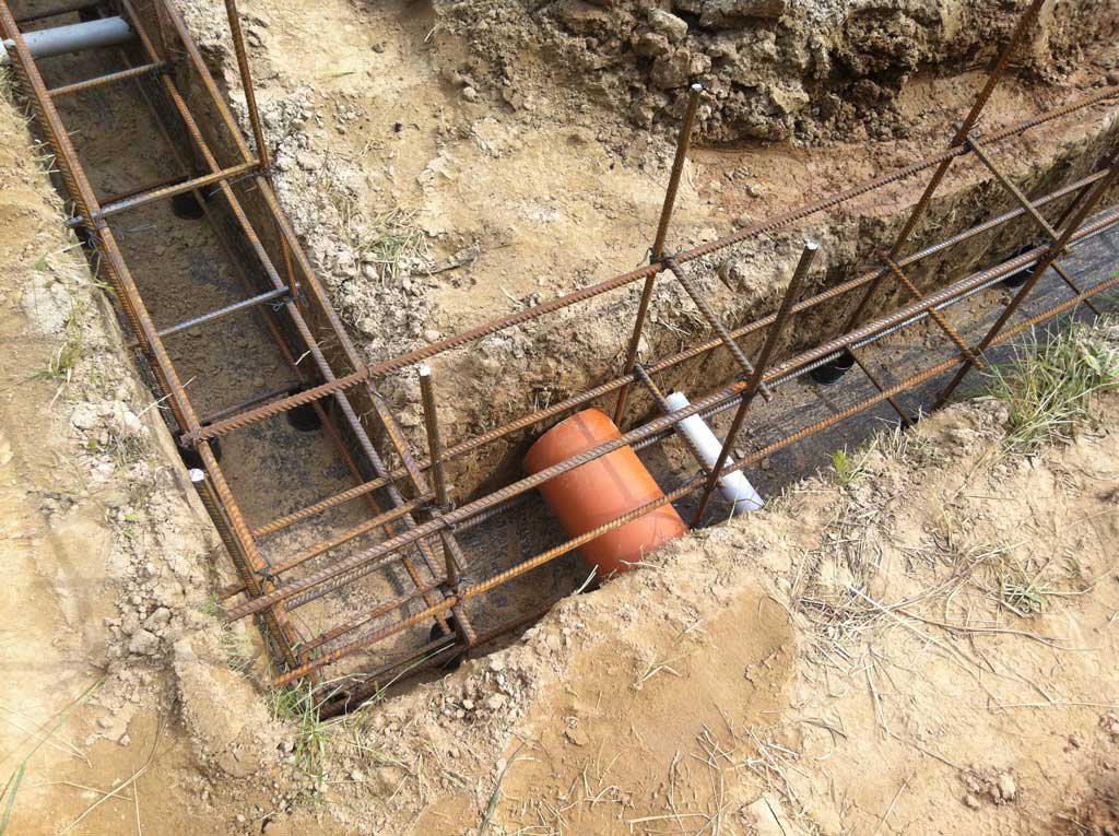 Как заложить в фундамент трубу под канализацию при заливке фундамента?