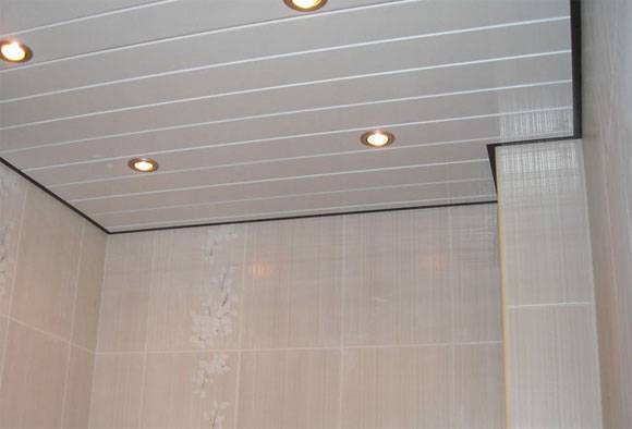 Красивая отделка потолка в ванной комнате пластиковыми панелями