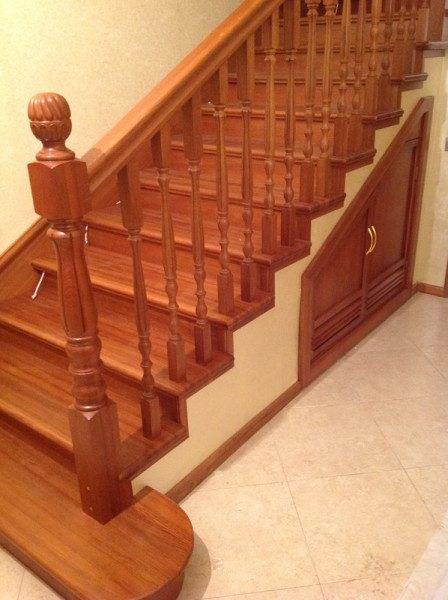 Деревянная отделка придаст бетонной лестнице эстетичность.