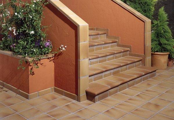 Красивые лестницы – обзор деревянных и кованых творений