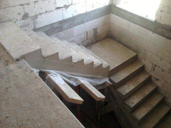 Готовый лестничный марш из бетона Готовый лестничный марш из бетона