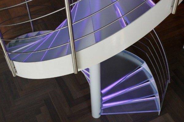 Интересное решение с диодной подсветкой ступеней Интересное решение с диодной подсветкой ступеней