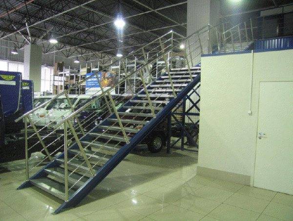 Лестницы для промышленных объектов производят из наиболее прочных и устойчивых к износу материалов.