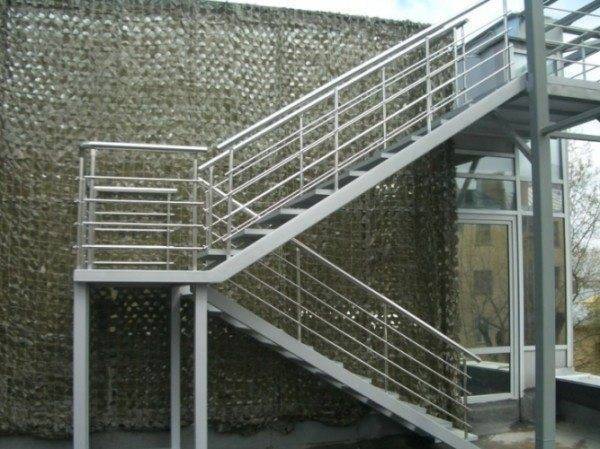Металлические лестницы промышленных зданий выпускают, исходя их требований максимальной безопасности и надежности.