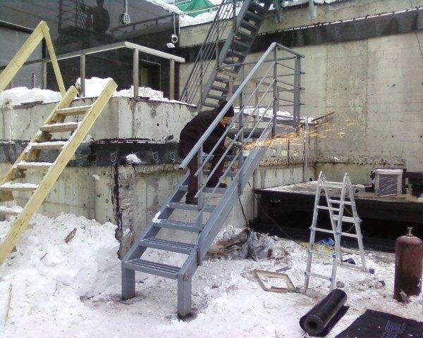 Металлический уголок или трубы конструкции необходимо окрасить краской устойчивой к воздействию высоких температур Металлический уголок или трубы конструкции необходимо окрасить краской устойчивой к воздействию высоких температур