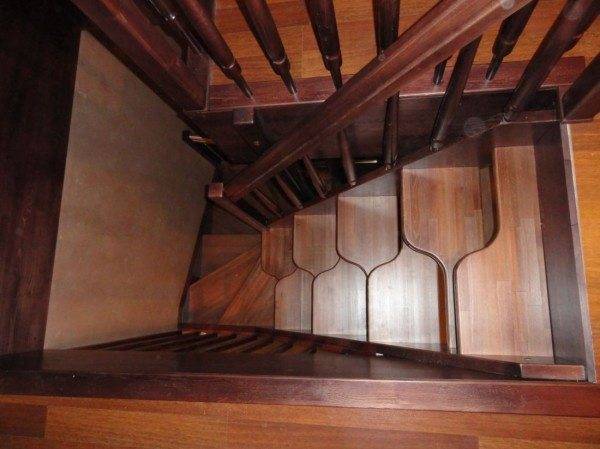 На фото - крутая лестница типа утиный шаг