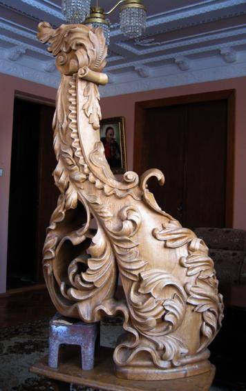 На фото - не античная статуя из экспозиции Эрмитажа, а всего лишь декоративный столб для деревянной лестницы.