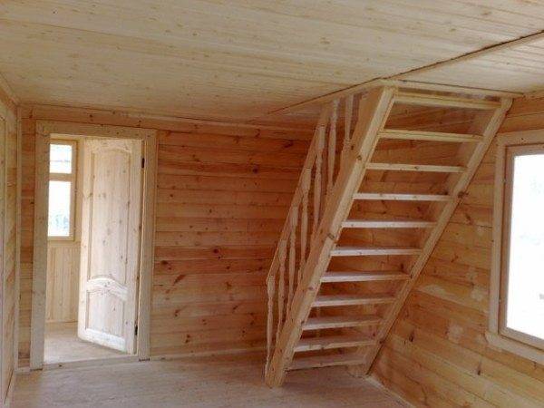 На фото – деревянная лестница на чердак. На фото – деревянная лестница на чердак.