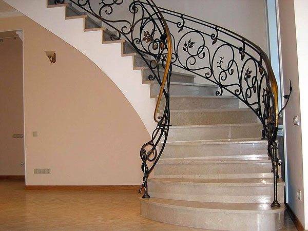 На фото – кованые ограждения. На фото – кованые ограждения.