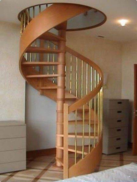 На фото – винтовая лестница из дерева. На фото – винтовая лестница из дерева.