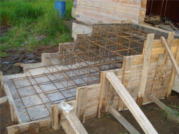 Некоторые мастера предпочитают изготавливать металлический каркас, который зашивают только с боков, а при изготовлении ступеней на верхние ряды устанавливают деревянные перегородки, что позволяет не ждать полного высыхания нижних ярусов Некоторые мастера предпочитают изготавливать металлический каркас, который зашивают только с боков, а при изготовлении ступеней на верхние ряды устанавливают деревянные перегородки, что позволяет не ждать полного высыхания нижних ярусов
