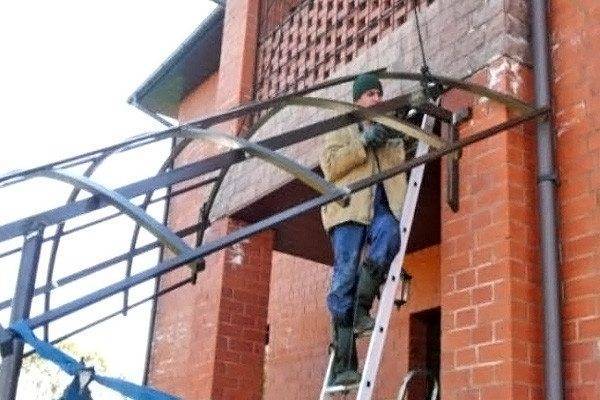 Окончательную сборку конструкции лучше производить с напарником Окончательную сборку конструкции лучше производить с напарником