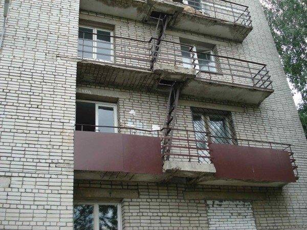 Пожарные лестницы, расположенные на балконах, в результате чего образуются площадки Пожарные лестницы, расположенные на балконах, в результате чего образуются площадки