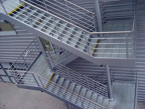 Пример наружной стационарной маршевой пожарной лестницы. Пример наружной стационарной маршевой пожарной лестницы.