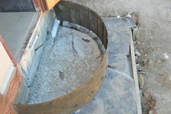 С помощью такой опалубки делается круглое крыльцо С помощью такой опалубки делается круглое крыльцо