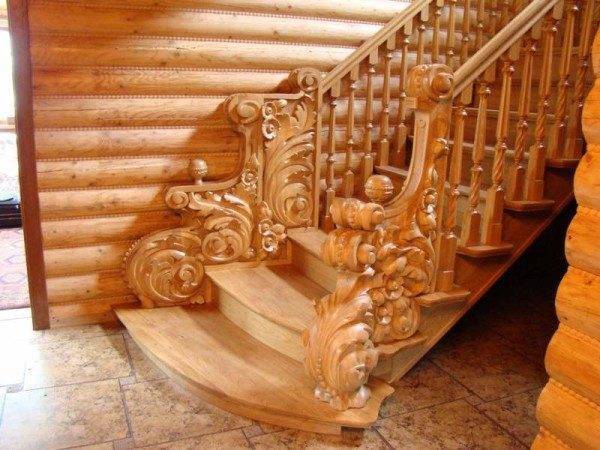Шикарная деревянная лестница