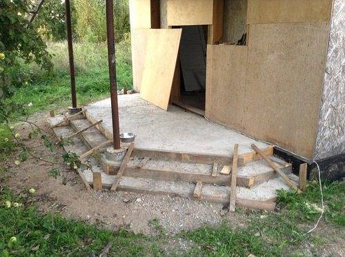 Сразу замурованные в бетон столбы будут стоять намного дольше и выдержат даже большие боковые нагрузки Сразу замурованные в бетон столбы будут стоять намного дольше и выдержат даже большие боковые нагрузки