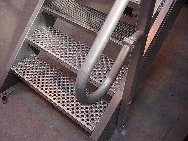 Ступени лестниц из металла, особенно наружных, принято выполнять в виде решеток из арматуры, просечно-вытяжной стали, полос или рифленых элементов.