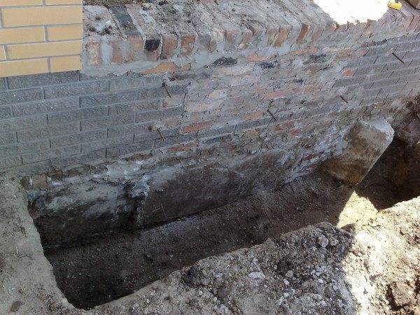 Яма под закладку фундамента крыльца Яма под закладку фундамента крыльца